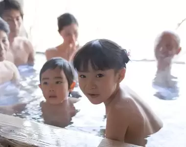 幾歲隨父母進入溫泉、是你可以接受的?《日本溫泉》降低兒童在溫泉、浴場混浴的年齡!