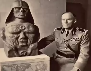 江湖傳言《德國納粹在南極跟埃及發現古代遺物》這座雕像的頭盔讓我想起了黑武士,這肯定是錯覺XD