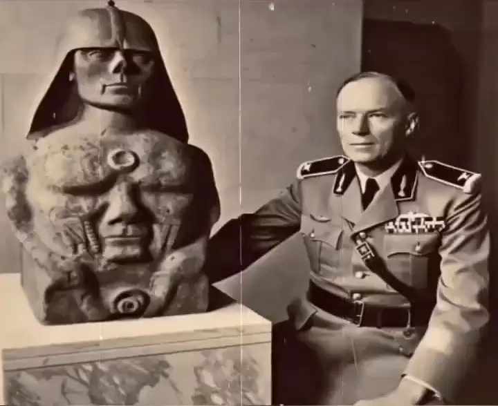江湖傳言《德國納粹在南極跟埃及發現古代遺物》這座雕像的頭盔讓我想起了黑武士,這肯定是錯覺XD 江湖傳言《德國納粹在南極跟埃及發現古代遺物》這座雕像的頭盔讓我想起了黑武士,這肯定是錯覺XD
