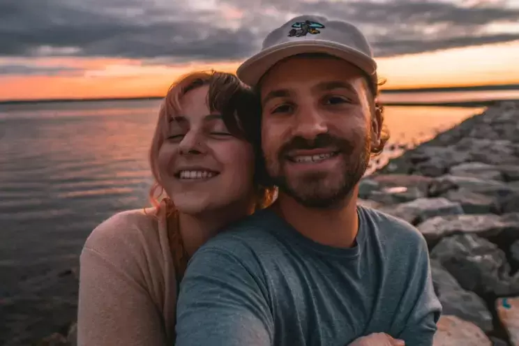 《見面兩週即結婚》男子上網徵婚遇到熱情回應的女網友，以為是一段速食戀情但卻是真愛