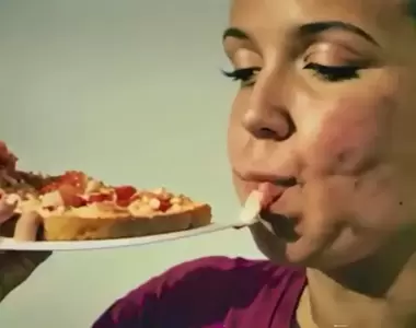 全由人工智能生成的《PIZZA廣告》只有我注意到那些披薩根本沒被人吃進去嗎= =