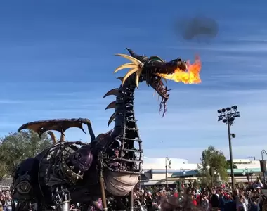 【有片】迪士尼樂園表演意外《梅菲瑟當場燒毀》米奇看傻眼