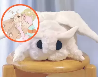 周邊實體化《與蛾的日常》1:1蛾娃娃玩偶可完全實現漫畫中的埋肚爽感