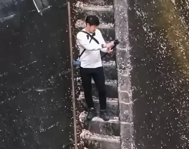 《史上最恐怖階梯》陡到近乎垂直的日本話題景點 媒體實測只有45度啦