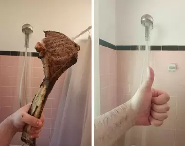 社群風潮《廁所進食中》嘗試各種食物做評比,堪稱浴室裡的美食公道伯