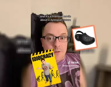 《卡駱馳鱷魚鞋冷知識》曾經出現在電影「蠢蛋進化論」中,洞洞鞋還是電影的標配鞋款XD