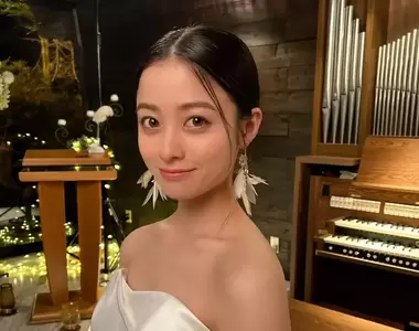 《橋本環奈展示婚紗照》新日劇「獻給國王的無名指」中的超美打扮