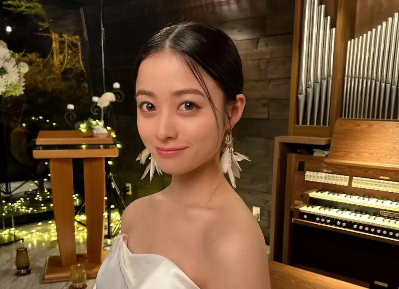 《橋本環奈展示婚紗照》新日劇「獻給國王的無名指」中的超美打扮 《橋本環奈展示婚紗照》新日劇「獻給國王的無名指」中的超美打扮