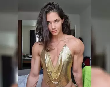 27歲俄羅斯健身美女《Vladislava Galagan》除了擁有一身健美的身材，還有一張神似「坎達兒珍娜」的明星臉