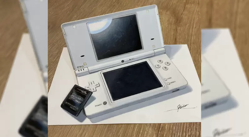 日本插畫家創作《NDSi主機色鉛筆繪圖》擺在桌上這栩栩如生的感覺太強 日本插畫家創作《NDSi主機色鉛筆繪圖》擺在桌上這栩栩如生的感覺太強