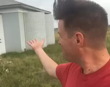 有備無患《美國老爸買下地堡全家住進去》如果真有萬一那這一家肯定很安全,但是...