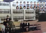 日本神秘的《詭異畢業紀念照》總共也才六位學生出現，還有個男的搭著女老師的手？？？