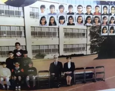 日本神秘的《詭異畢業紀念照》總共也才六位學生出現,還有個男的搭著女老師的手???
