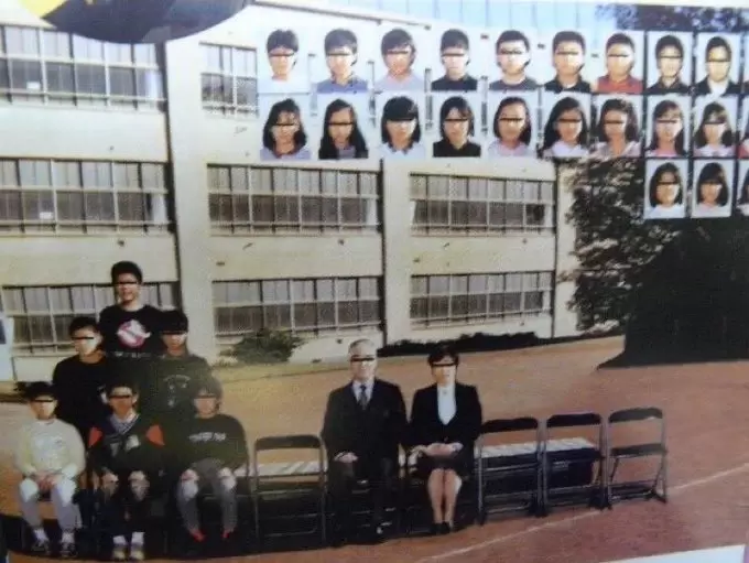 日本神秘的《詭異畢業紀念照》總共也才六位學生出現,還有個男的搭著女老師的手??? 日本神秘的《詭異畢業紀念照》總共也才六位學生出現,還有個男的搭著女老師的手???