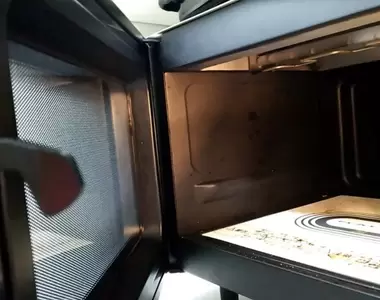 網友分享《來比比看誰家的微波爐比較髒》第一張圖片就贏了,這種髒度還真的沒話說