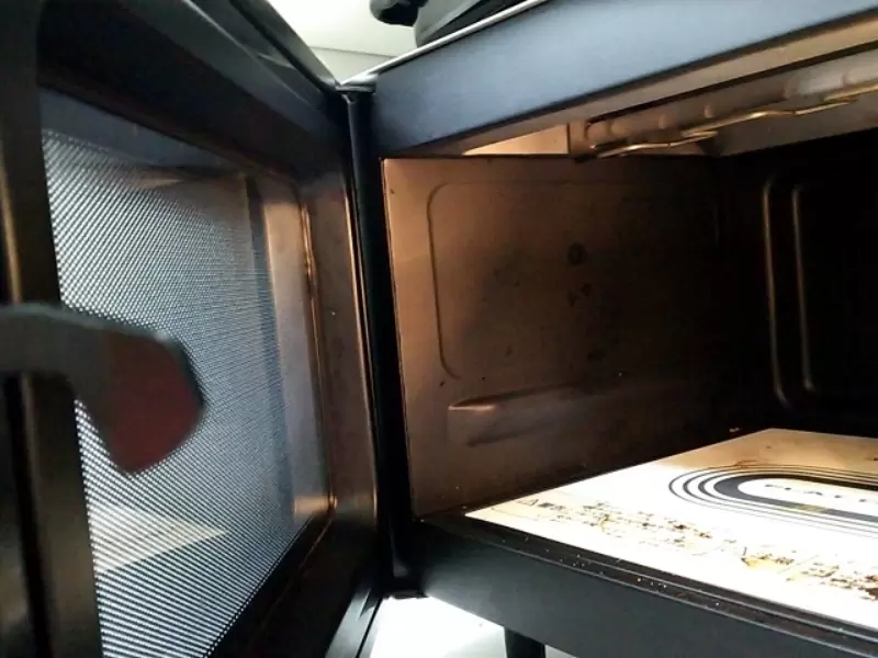 網友分享《來比比看誰家的微波爐比較髒》第一張圖片就贏了，這種髒度還真的沒話說