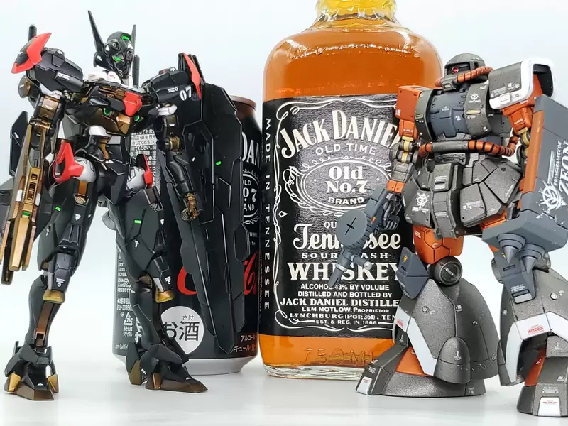 酒類罐裝主題塗裝《風靈鋼彈》美國最具代表性調酒「威士忌可樂」與機體搭配,這很明顯是大人喜歡的口味配色喔 酒類罐裝主題塗裝《風靈鋼彈》美國最具代表性調酒「威士忌可樂」與機體搭配,這很明顯是大人喜歡的口味配色喔