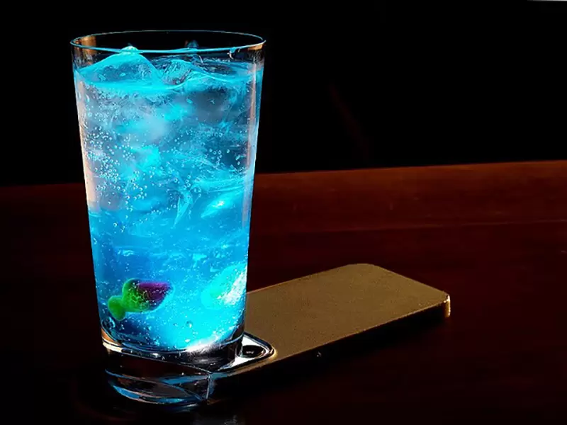 《禁止滑手機的飲料》討厭吃飯一直玩手機的人嗎?有了這個杯子讓他想滑也不行 《禁止滑手機的飲料》討厭吃飯一直玩手機的人嗎?有了這個杯子讓他想滑也不行