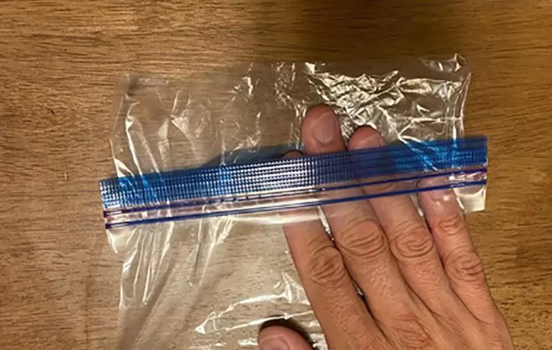 《日本警視廳推薦食物保存法》髒掉的夾鏈袋可以這樣再利用 任何塑膠袋都能變身夾鏈袋 《日本警視廳推薦食物保存法》髒掉的夾鏈袋可以這樣再利用 任何塑膠袋都能變身夾鏈袋