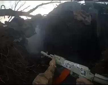 烏俄戰場影片出現了一把《宅宅AK47步槍》網友的焦點都集中到槍上的動漫貼紙惹