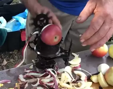 《1871年製的削蘋果機》不但能漂亮削皮甚至還能切塊,這設計有點厲害(拇指)