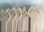 《大創百貨話題咖啡攪拌棒》是瑕疵品還是故意的?四處張望的貓咪超可愛 《大創百貨話題咖啡攪拌棒》是瑕疵品還是故意的?四處張望的貓咪超可愛