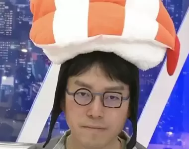 《日本經濟學者造型被投訴》◯▢不對稱眼鏡讓觀眾好痛苦 你看了會不會覺得不舒服？