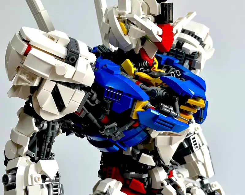 日本神人組裝《樂高版 風靈鋼彈》整身機體1:36比例全由積木組裝，這個技術真的太強惹(拇指)