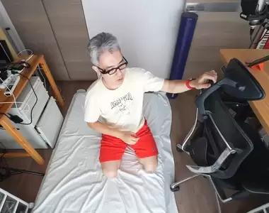 《引發錯覺的日本YouTuber》介紹升降桌反而是地板動起來?網友們的大腦陷入混亂了