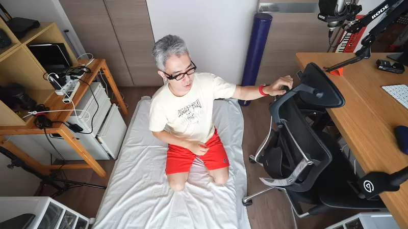 《引發錯覺的日本YouTuber》介紹升降桌反而是地板動起來?網友們的大腦陷入混亂了 《引發錯覺的日本YouTuber》介紹升降桌反而是地板動起來?網友們的大腦陷入混亂了