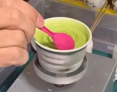 《陶藝家吃冰淇淋的方法》家裡有台電動陶輪超方便 這種吃法讓人羨慕想模仿