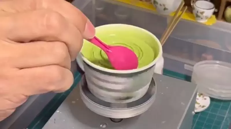 《陶藝家吃冰淇淋的方法》家裡有台電動陶輪超方便 這種吃法讓人羨慕想模仿