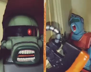 《鬼店海報風格場景模型》用電熱斧破門的薩克，一旁的吉姆真的被嚇到快哭出來惹