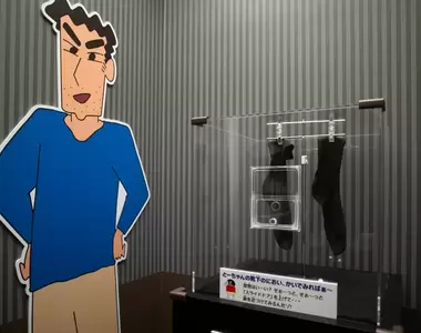 《野原廣志臭襪威力加強版》蠟筆小新冒險樂園中引起話題的生化兵器展示(誤)