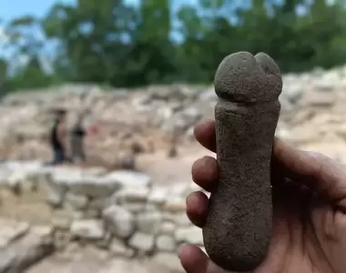 西班牙出土《GG形狀的磨刀石》500年前人們回復斬味的方式還真是簡單粗暴啊...