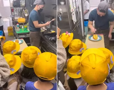 《參觀專業蛋包飯烹調過程的小學生》驚呼一聲的反應太像小小兵超可愛❤