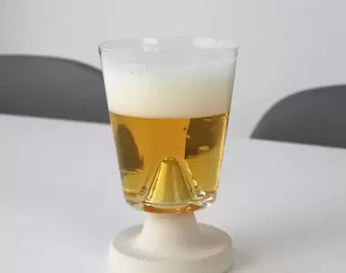 《會自己攪拌的杯子》嫌手痠又怕打翻飲料嗎？交給凹凸杯替你解決就好了