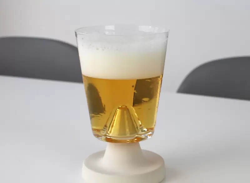 《會自己攪拌的杯子》嫌手痠又怕打翻飲料嗎？交給凹凸杯替你解決就好了