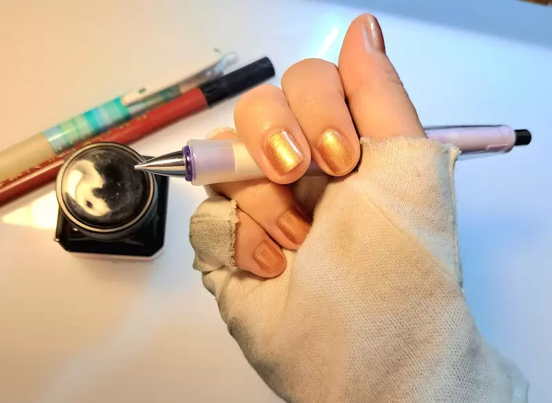 《漫畫家的奇怪握筆法》號稱這樣手比較不會痛？有著同樣習慣的日本網友現身說法