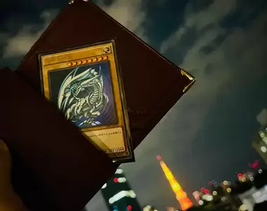 逝世一周年《遊戲王作者高橋和希》海馬瀨人聲優「津田健次郎」PO文,自己一直戴著那張〝青眼白龍〞卡