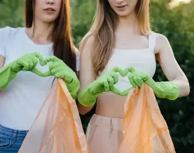 網友實拍《網紅假裝自己在意環境的做法》拍一支淨灘影片，素材到手後拍拍屁股就可以走惹