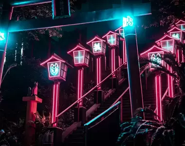 日本科幻神社《中司孫太郎稻荷神社》夜晚LED開燈呈現出的未來感很不一樣