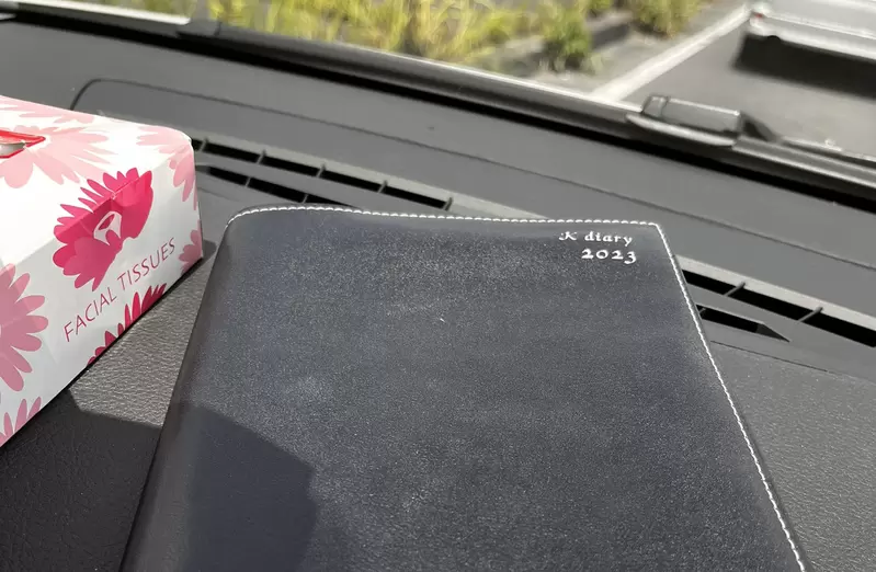 《筆記本放車內曝曬的結果》擦擦筆寫的字跡全部消失了 稅務士欲哭無淚上網求救