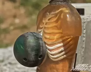 狂人實驗《模擬大砲射擊保齡球》這個威力大到可以把人體模型給貫穿