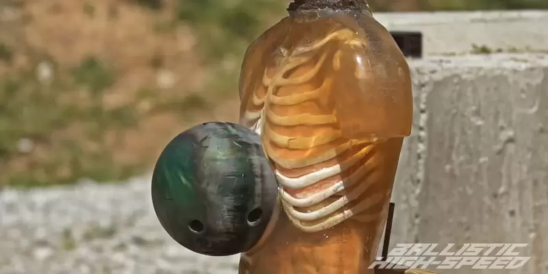 狂人實驗《模擬大砲射擊保齡球》這個威力大到可以把人體模型給貫穿 狂人實驗《模擬大砲射擊保齡球》這個威力大到可以把人體模型給貫穿