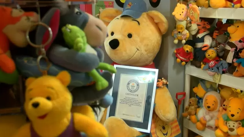 《小熊維尼金氏世界紀錄》女粉絲擁有2.3萬件週邊商品,她就是全世界最愛維尼的人啦 《小熊維尼金氏世界紀錄》女粉絲擁有2.3萬件週邊商品,她就是全世界最愛維尼的人啦