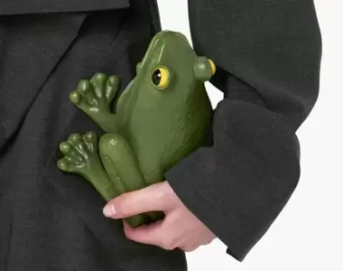 呱?JW Anderson推出《青蛙手拿包》造型鮮活翠綠超前衛,要價$990美元