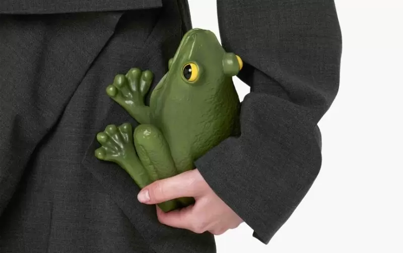 呱?JW Anderson推出《青蛙手拿包》造型鮮活翠綠超前衛,要價$990美元 呱?JW Anderson推出《青蛙手拿包》造型鮮活翠綠超前衛,要價$990美元