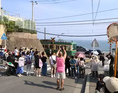 《灌籃高手聖地亂象》外國人觀光客不聽勸導 霸佔車道、擅闖民宅、亂丟垃圾成了無解難題