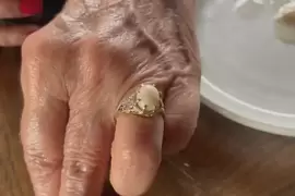 百萬分之一的機率《吃海鮮吃出一顆珍珠》之後更直接拿來做成戒指求婚 百萬分之一的機率《吃海鮮吃出一顆珍珠》之後更直接拿來做成戒指求婚